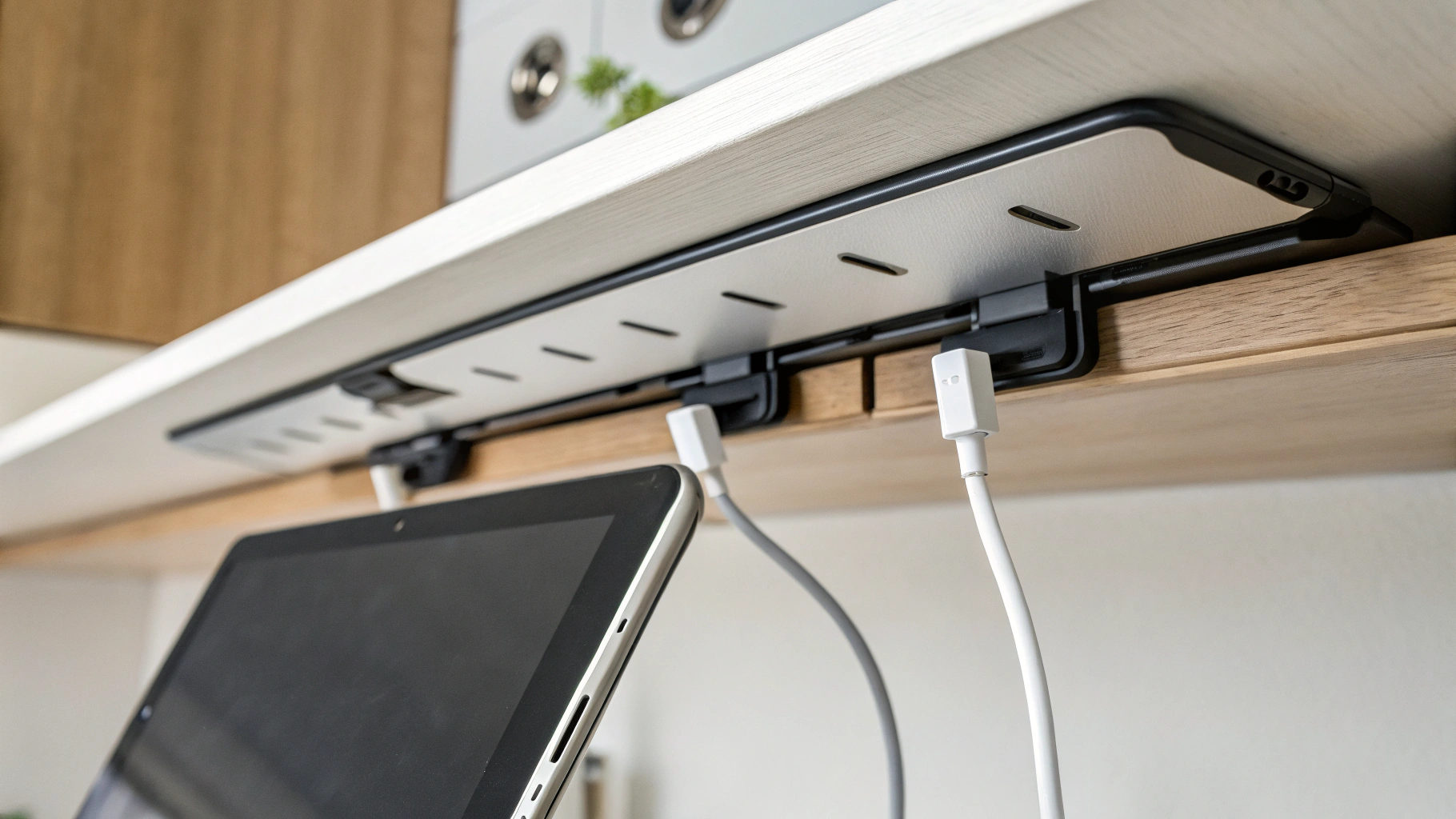 Крупный план подшкафного магнитного держателя планшета и аккуратной укладки кабеля USB-C