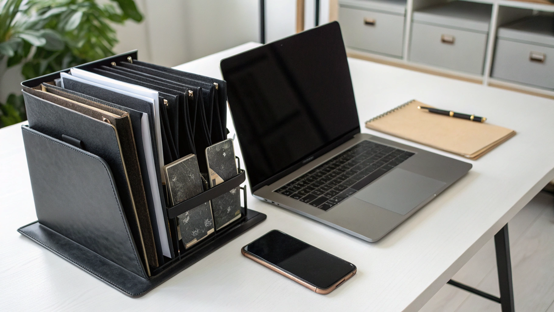 Структура хранилища Obsidian с папками и связями на ноутбуке и смартфоне