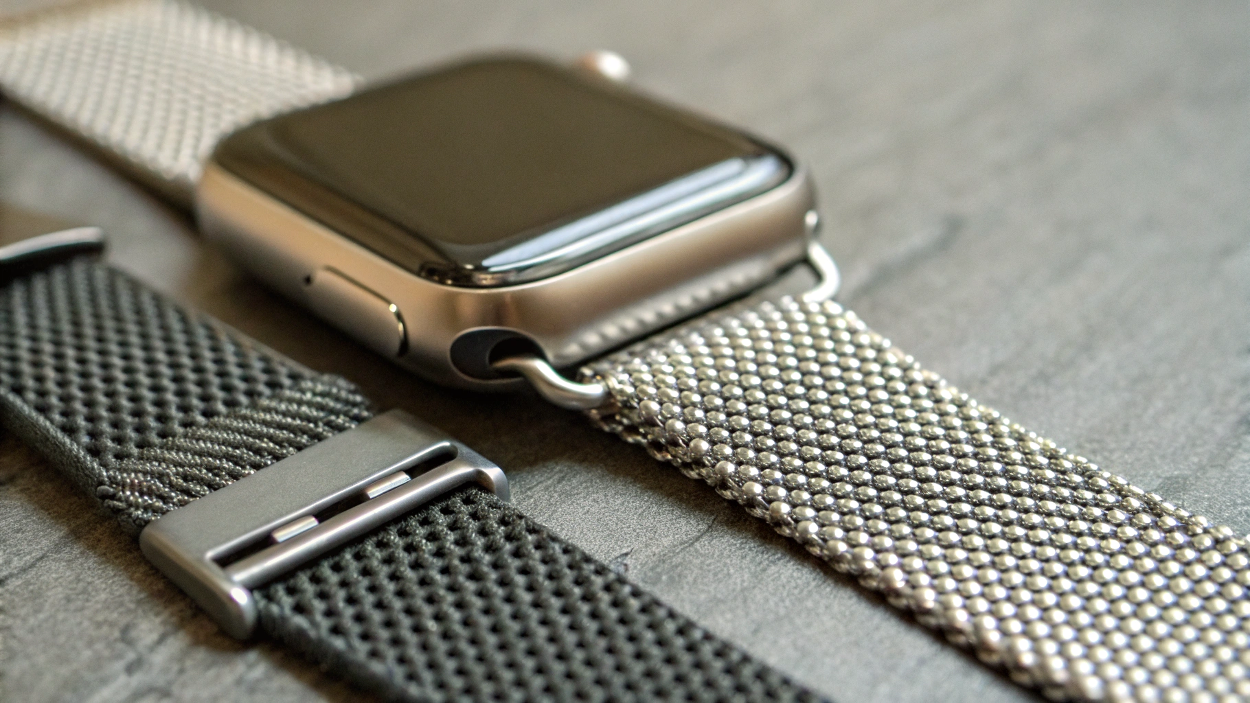 Крупный план адаптеров ремешка миланская петля на Apple Watch Ultra 49 мм