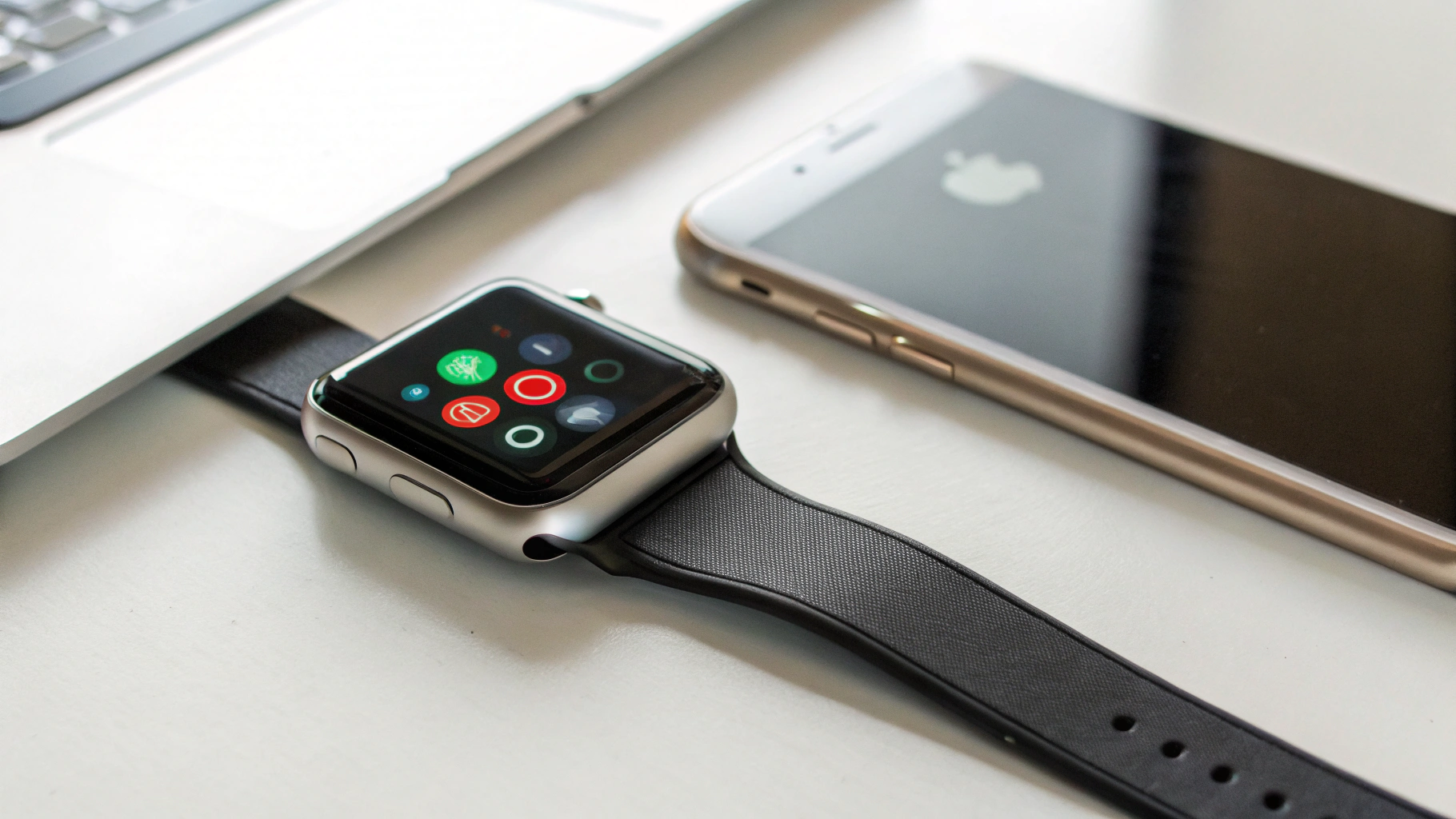 Смарт‑часы с уведомлениями рядом с iPhone