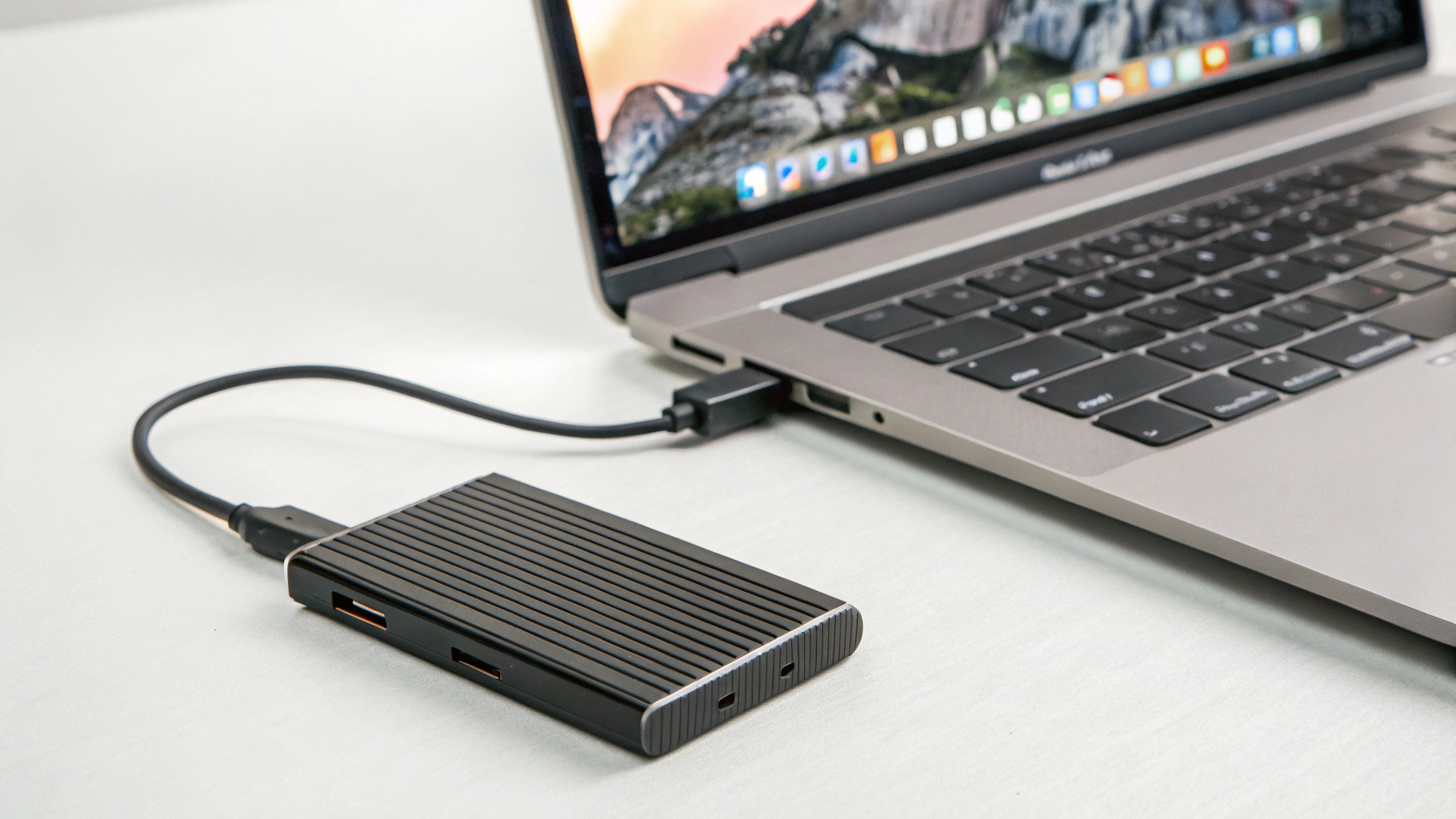 Ридер CFexpress Type B с охлаждением подключён к Mac, идёт передача данных