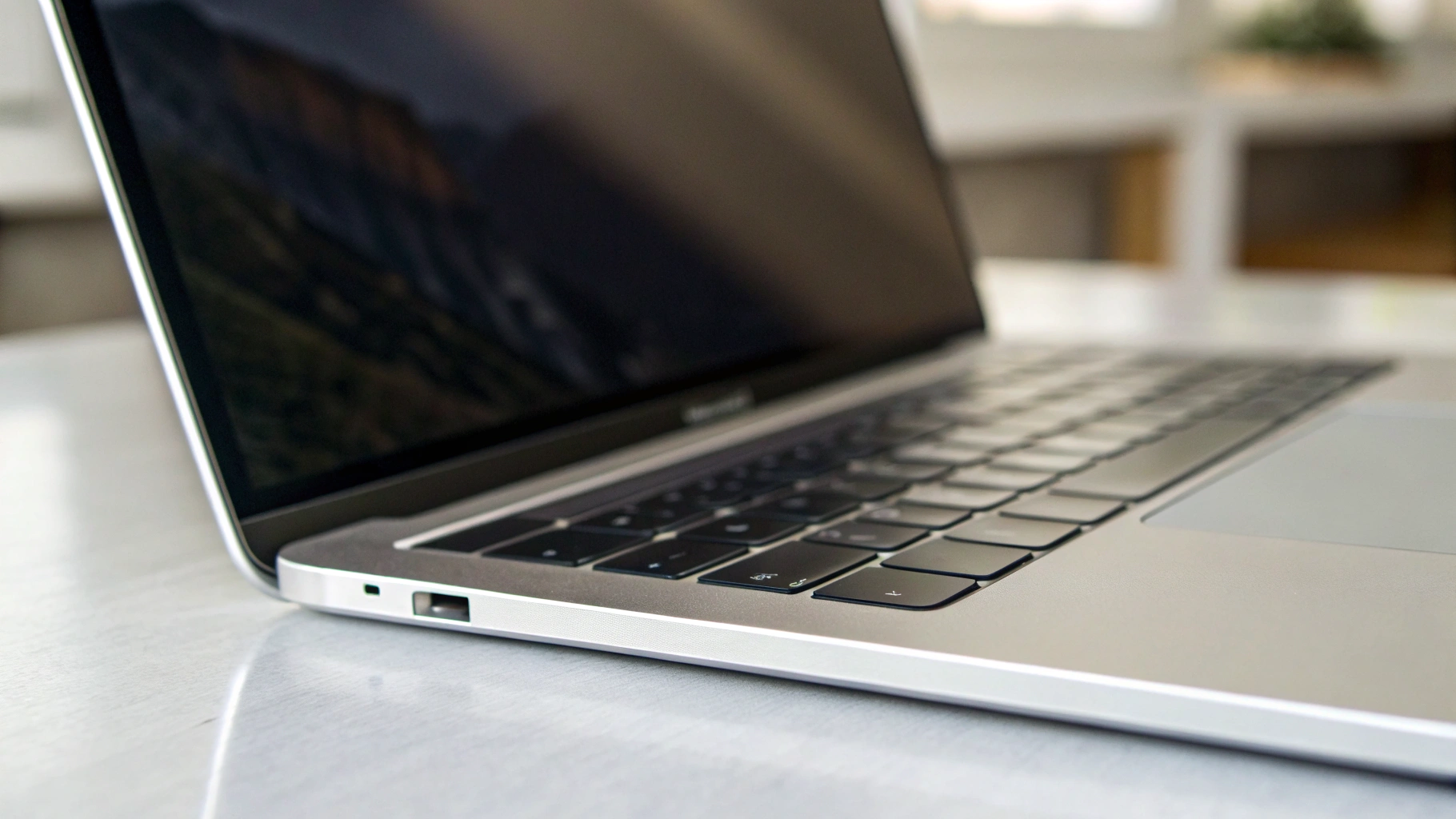 Магнитный приватный фильтр с вырезом под камеру на MacBook