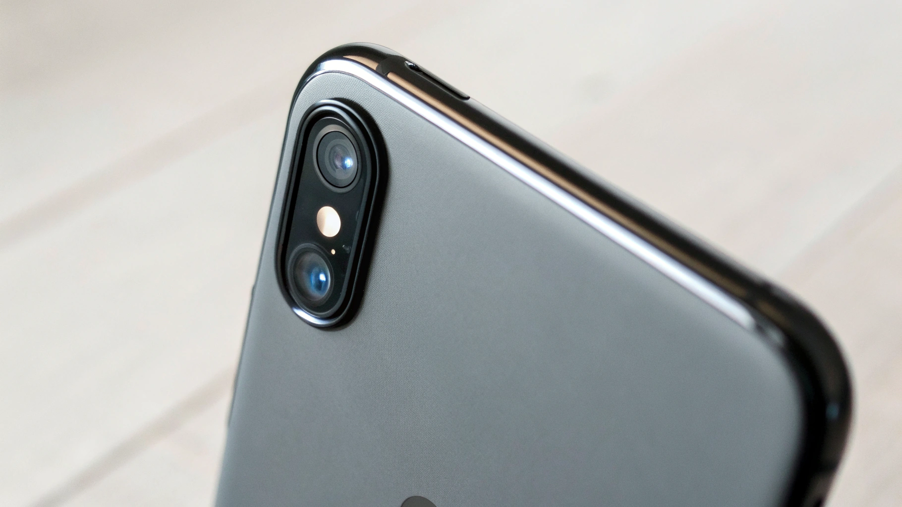 Одна камера и магнитная фиксация Qi2 — концепт iPhone SE 4