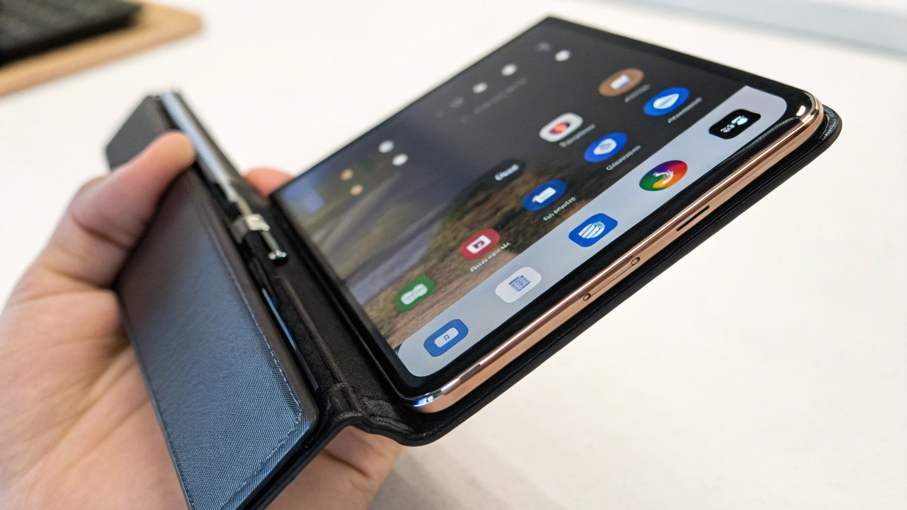 Петля и сгибаемый внутренний экран складного смартфона крупным планом