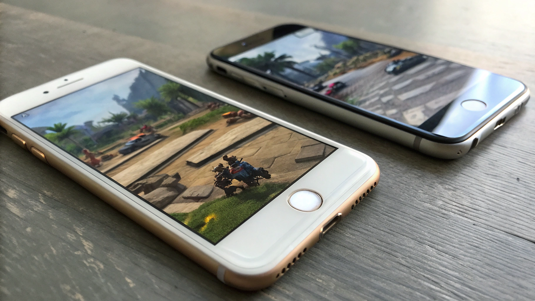 Два iPhone рядом с запущенной игрой, заметна разница в плавности картинки