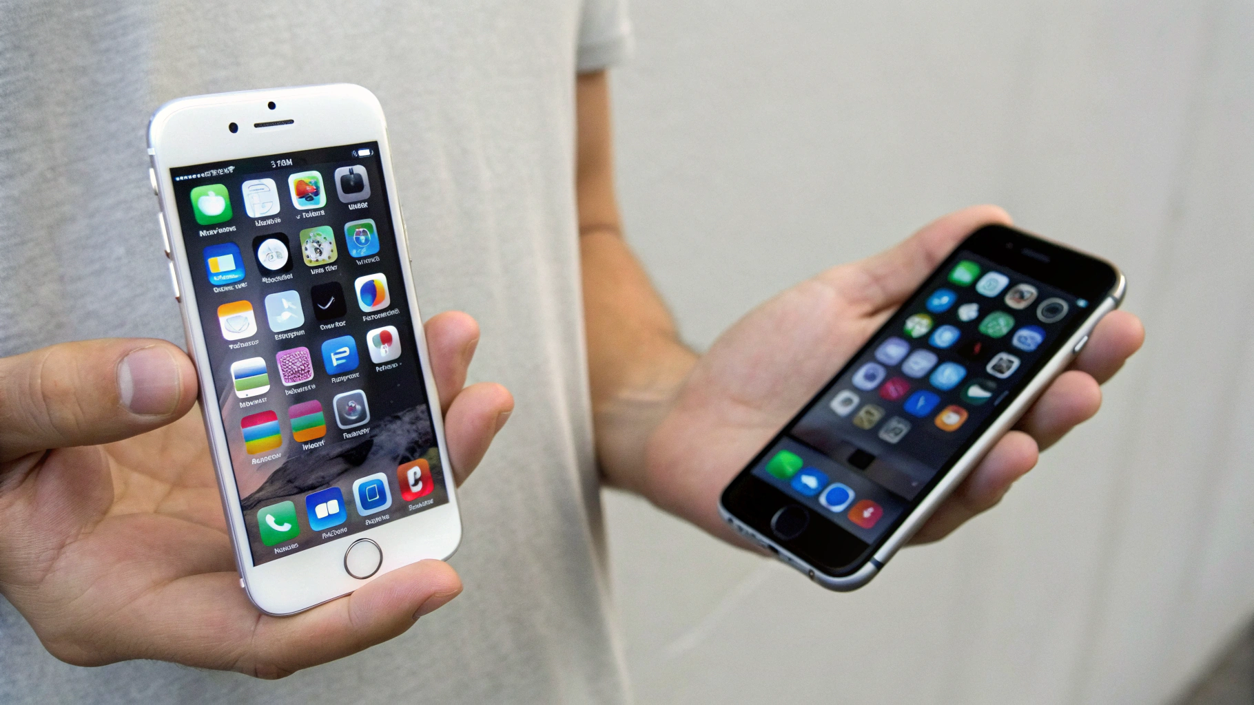 Покупатель сравнивает компактный iPhone и более крупную модель по размеру и экрану