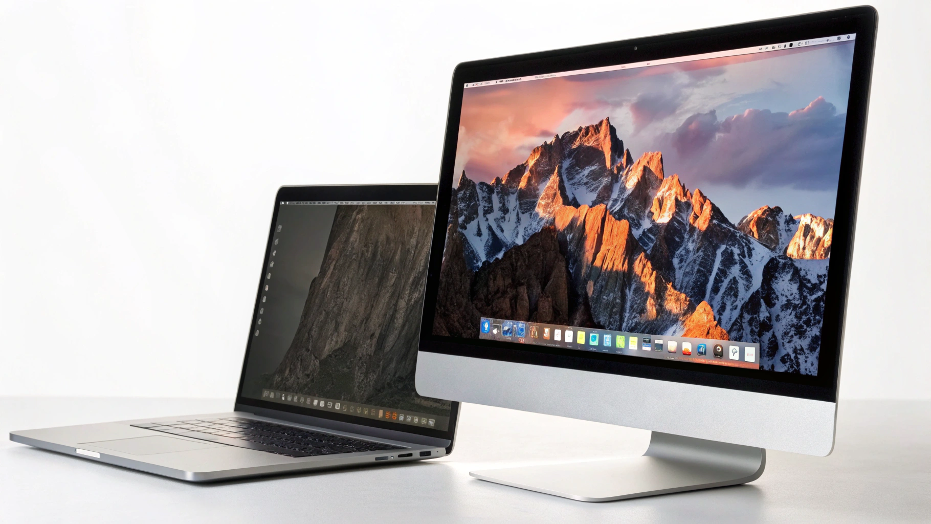 MacBook рядом с внешним 4K‑монитором с чётким интерфейсом macOS