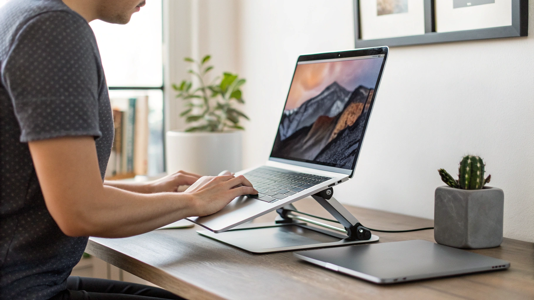 Рабочее место с MacBook и монитором на регулируемой подставке