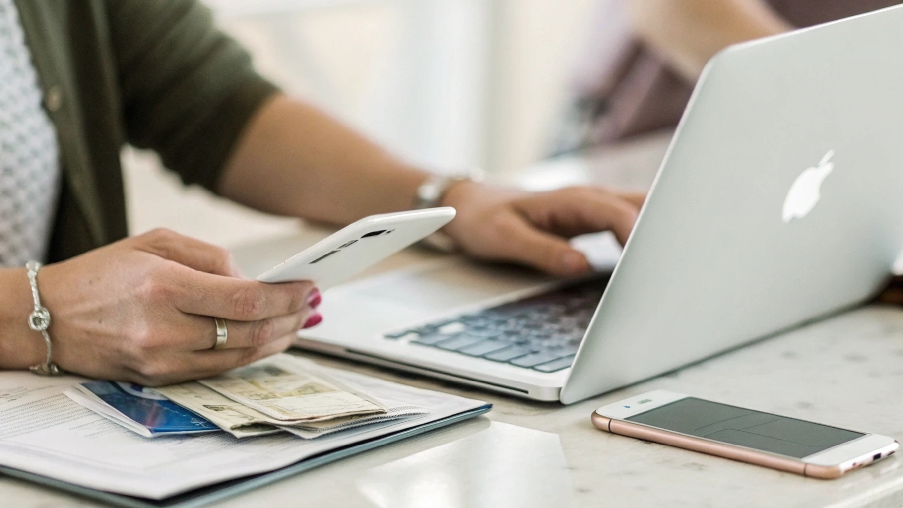 Подготовка документов к поездке на MacBook и iPhone