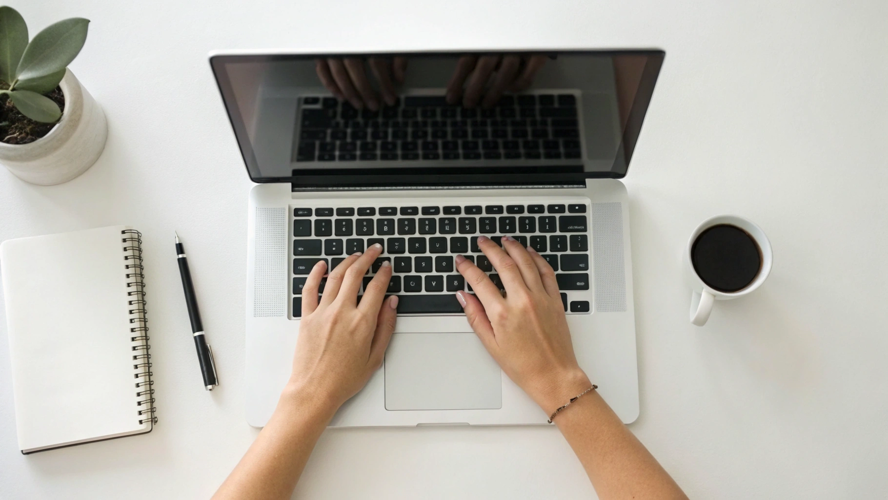 Руки печатают на клавиатуре MacBook с тихой системой охлаждения