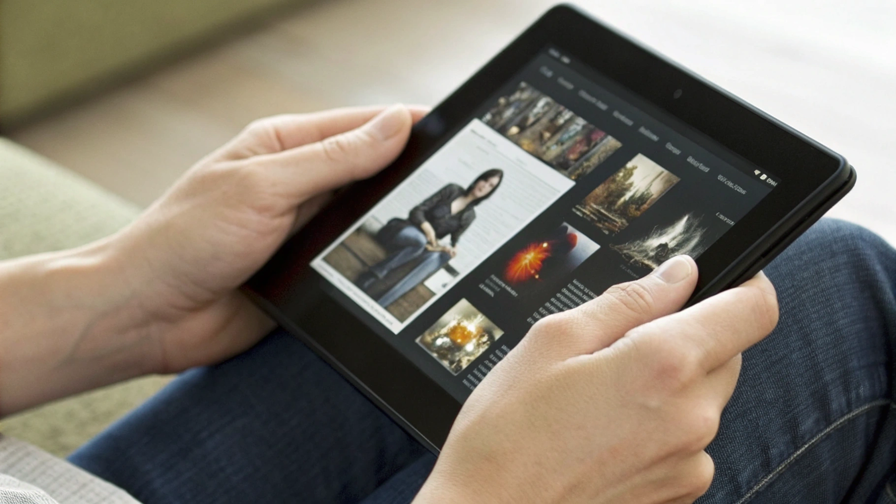 Руки держат компактный планшет с книгами и фильмами на экране