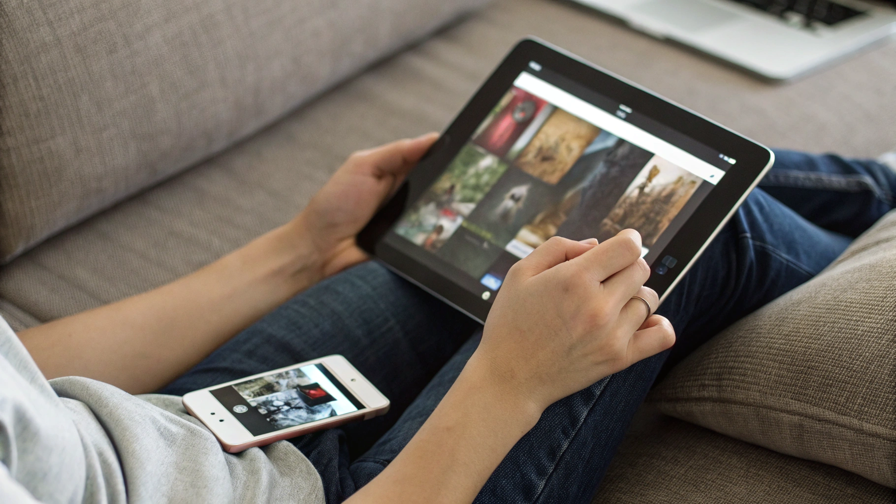 Пользователь смотрит видео на Android‑планшете рядом с iPhone