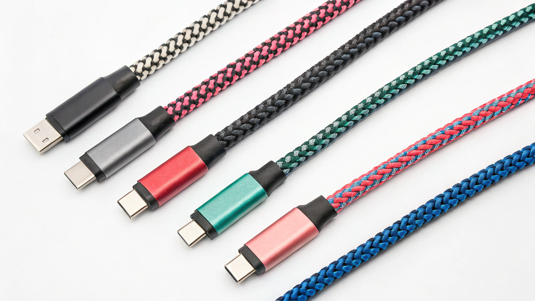 Несколько USB‑C кабелей разной длины и с текстильной оплёткой