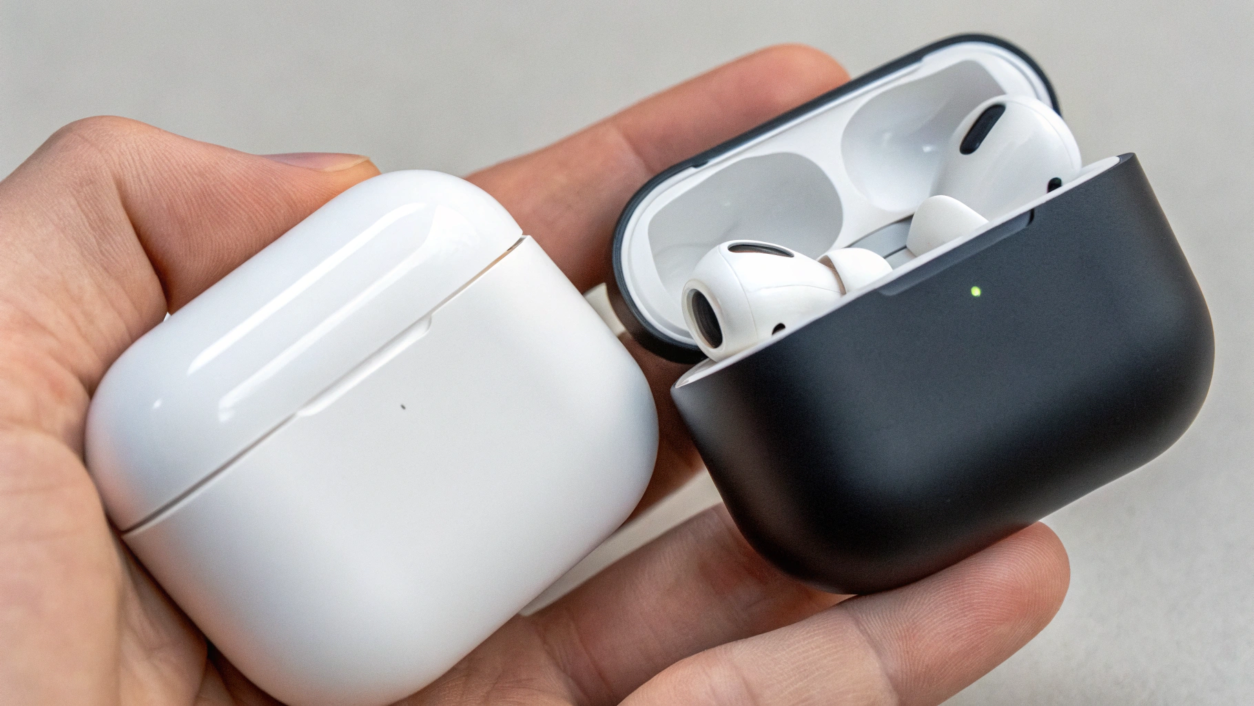 Кейсы AirPods Pro и флагманских TWS Xiaomi в руке для сравнения размеров