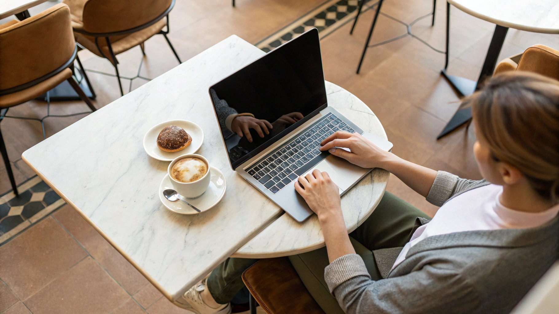 Работа за MacBook Air M4 с акцентом на крупный трекпад и печать без мыши