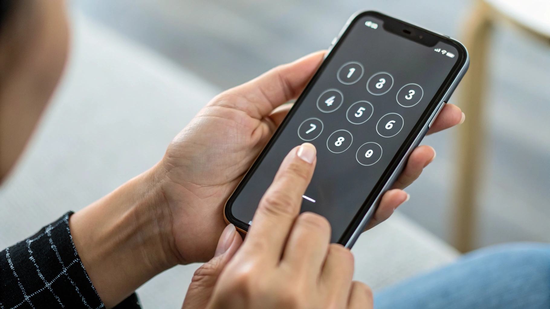 Пользователь настраивает Face ID и код-пароль на новом iPhone