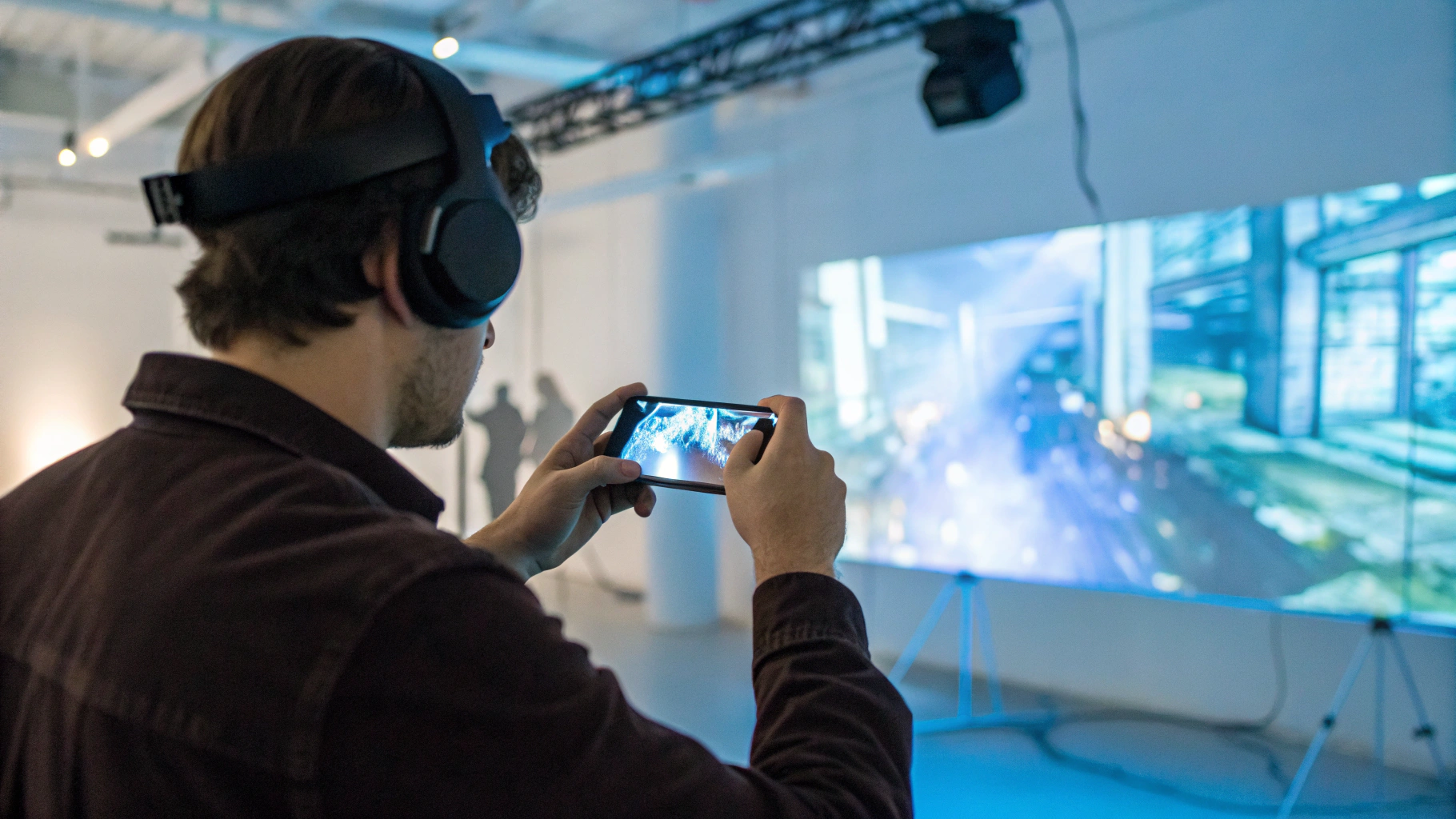 Пользователь играет в игру в гарнитуре Apple Vision Pro, используя iPhone как геймпад