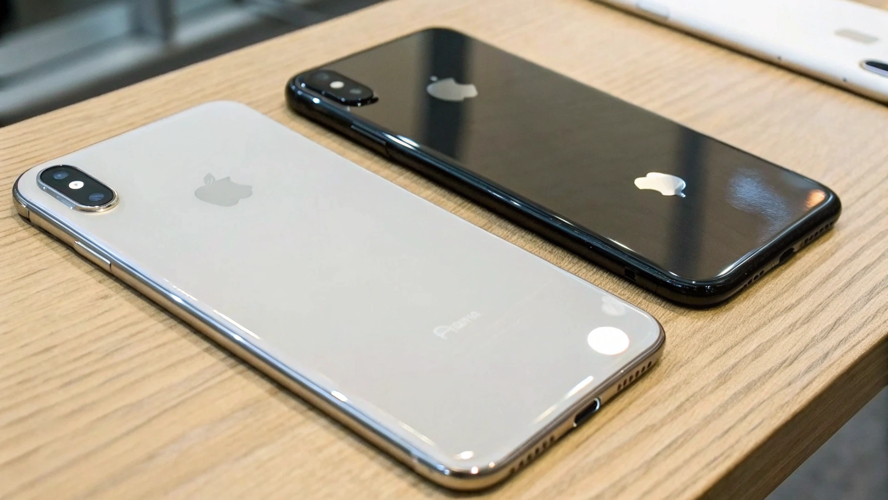 Сравнение цен и характеристик условных моделей iPhone 18 Ultra и iPhone SE 5 на витрине