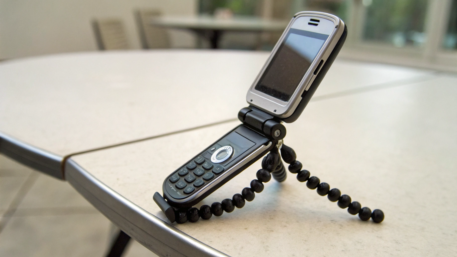 Galaxy Z Flip используется как штатив для съемки видео