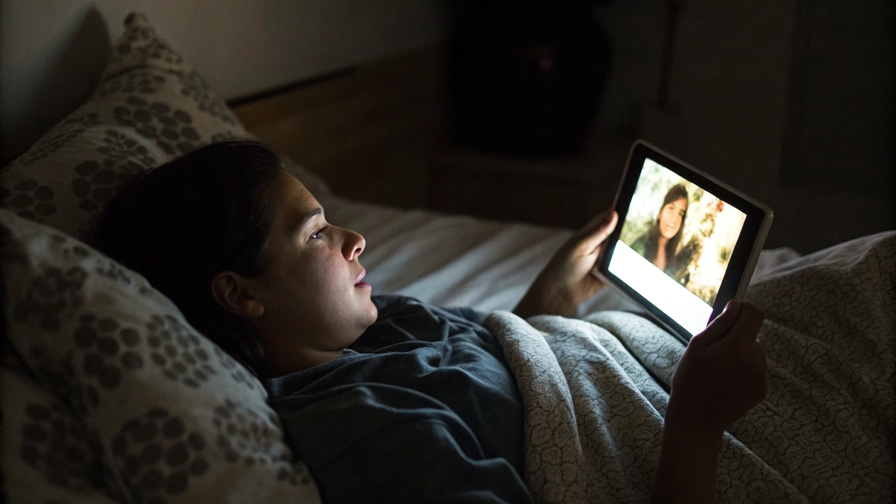 Просмотр фильма на планшете в кровати перед сном