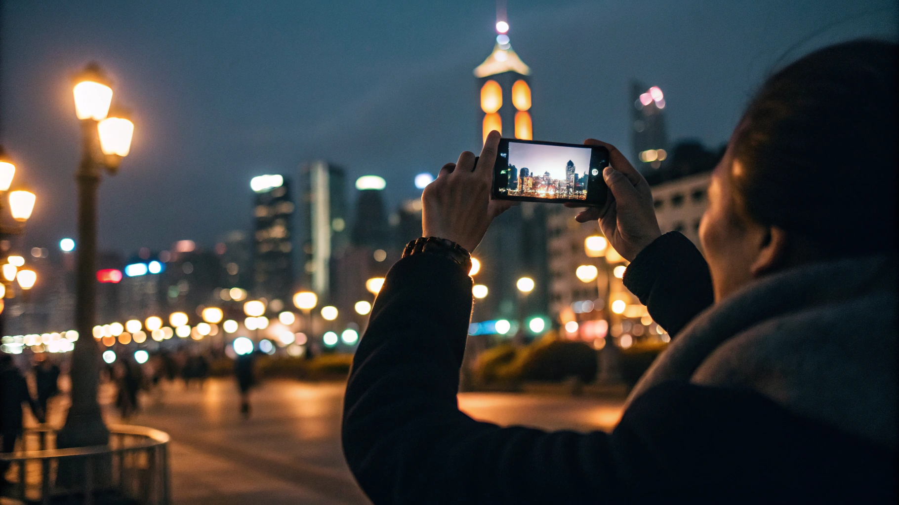 Съёмка ночного города на камеру смартфона из рук
