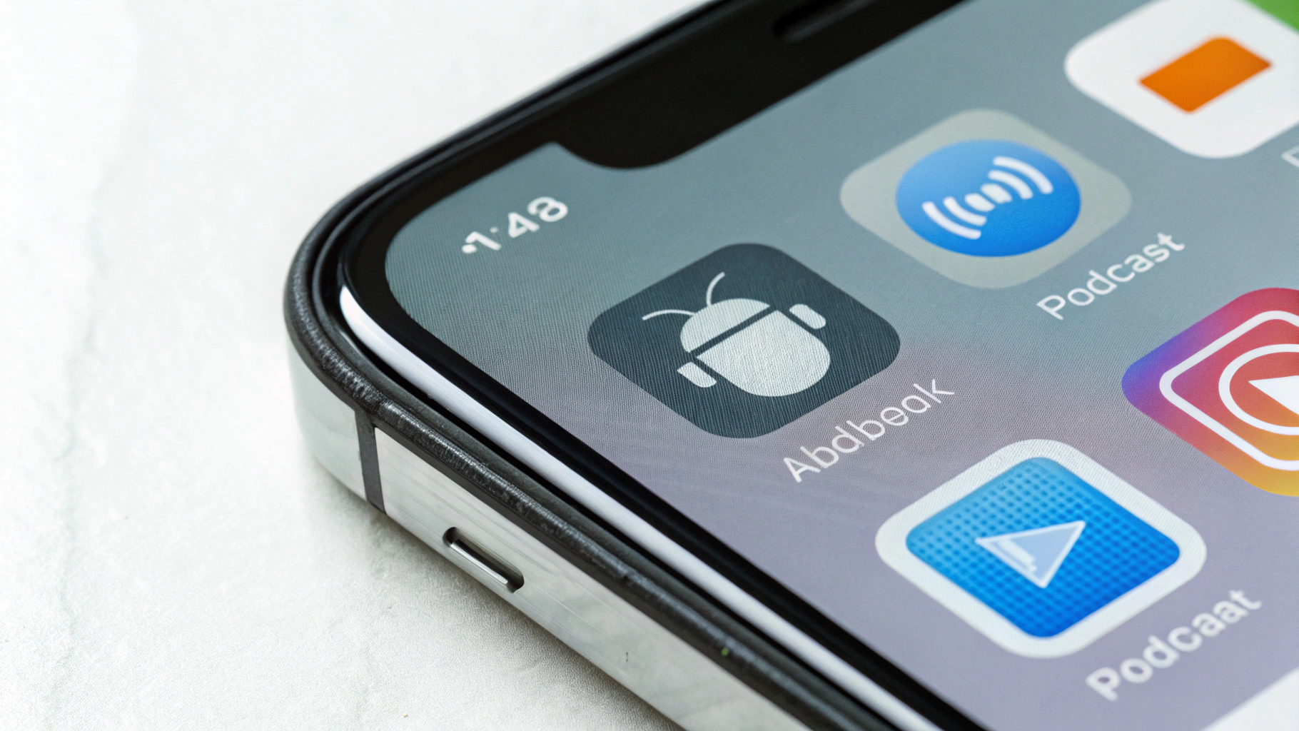 Смартфон с открытыми приложениями аудиокниг и подкастов и индикатором занятой памяти