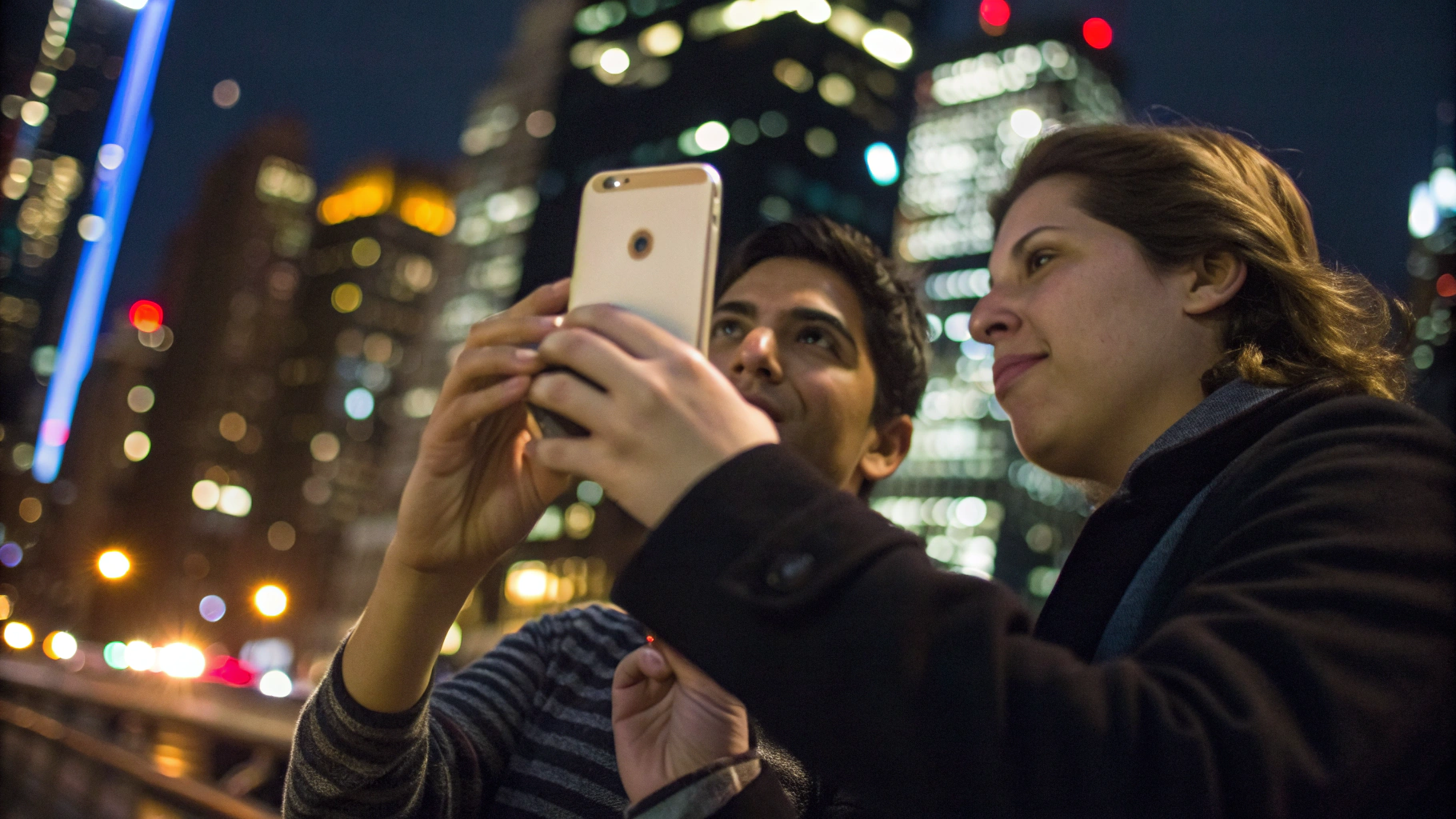 Сравнение съёмки на iPhone и Samsung в среднем сегменте в ночном городе