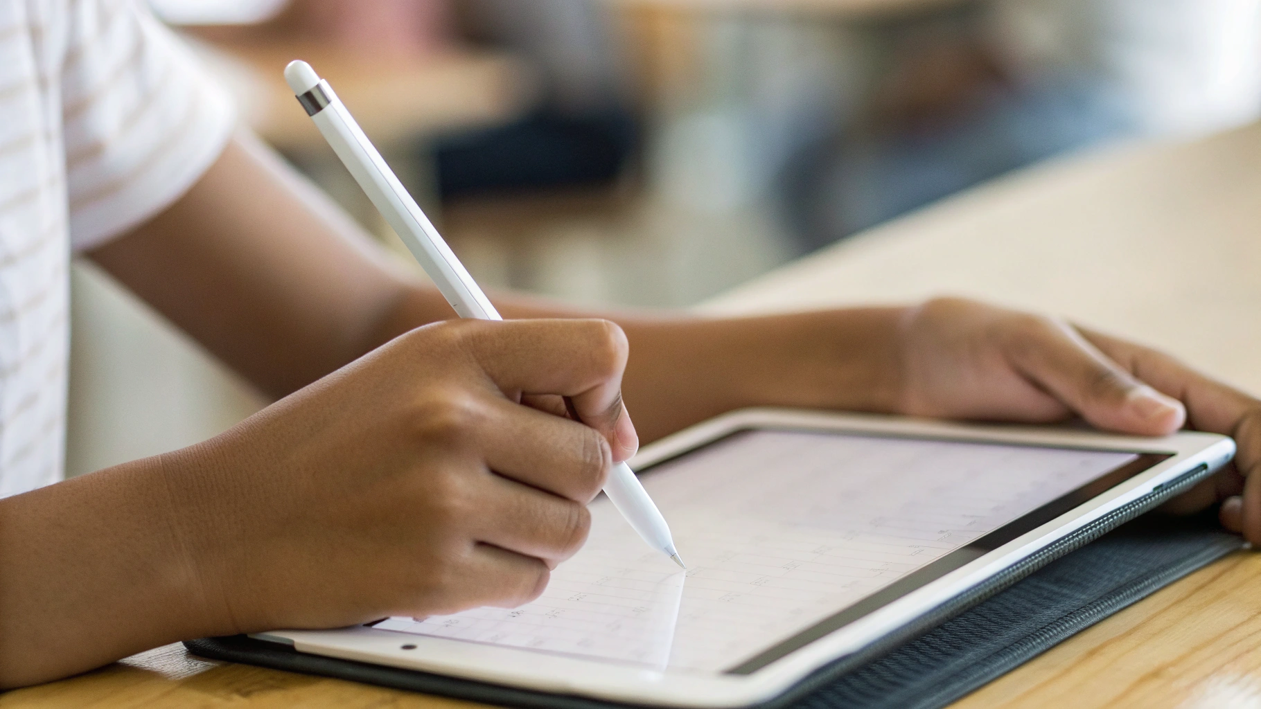 Студент пишет конспект стилусом на экране планшета