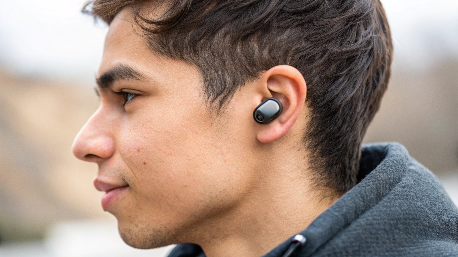 Компактные TWS-наушники почти не выступают из маленького уха во время повседневного использования