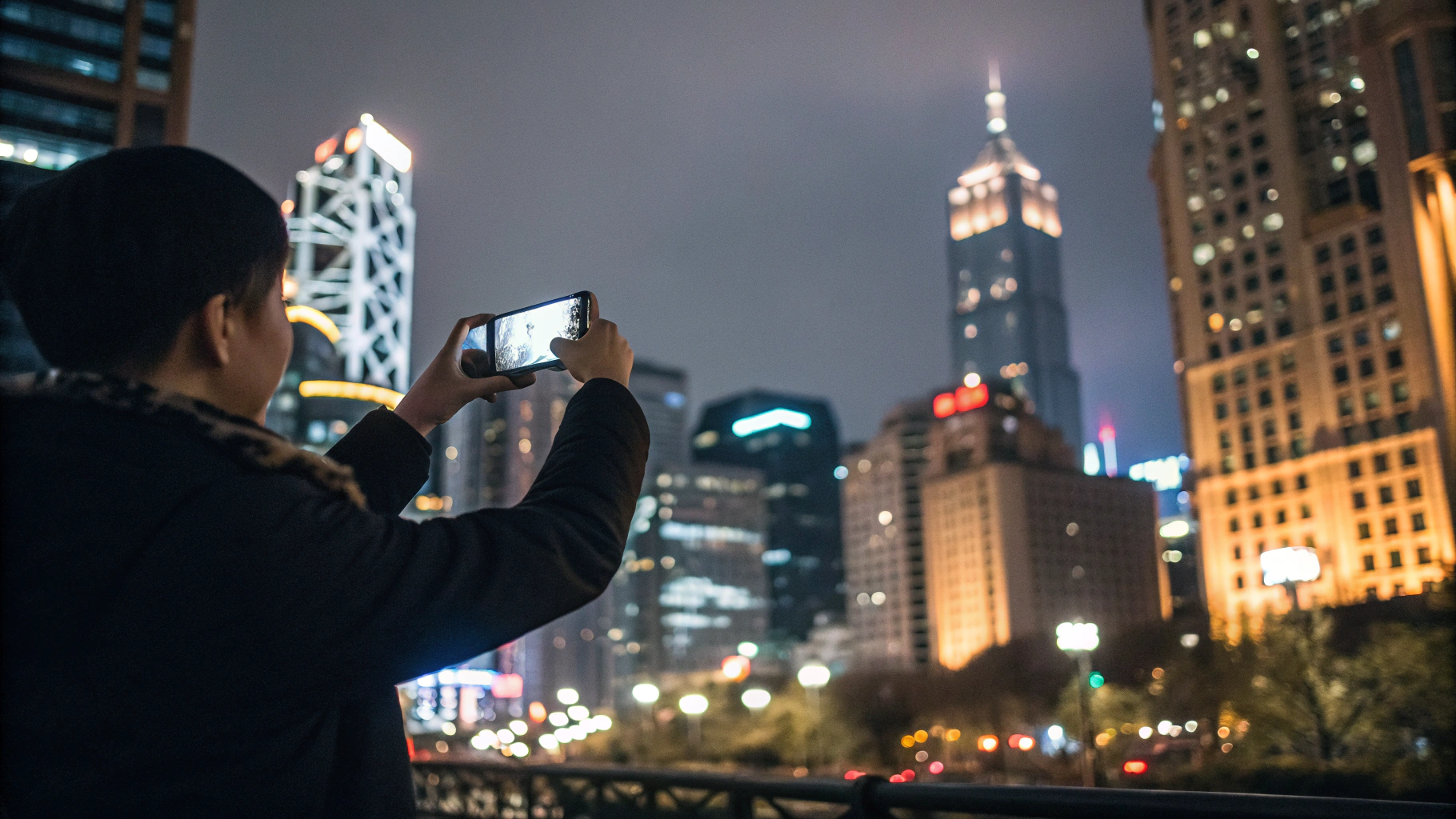 Съемка ночного города на смартфон с использованием зума и стабилизации