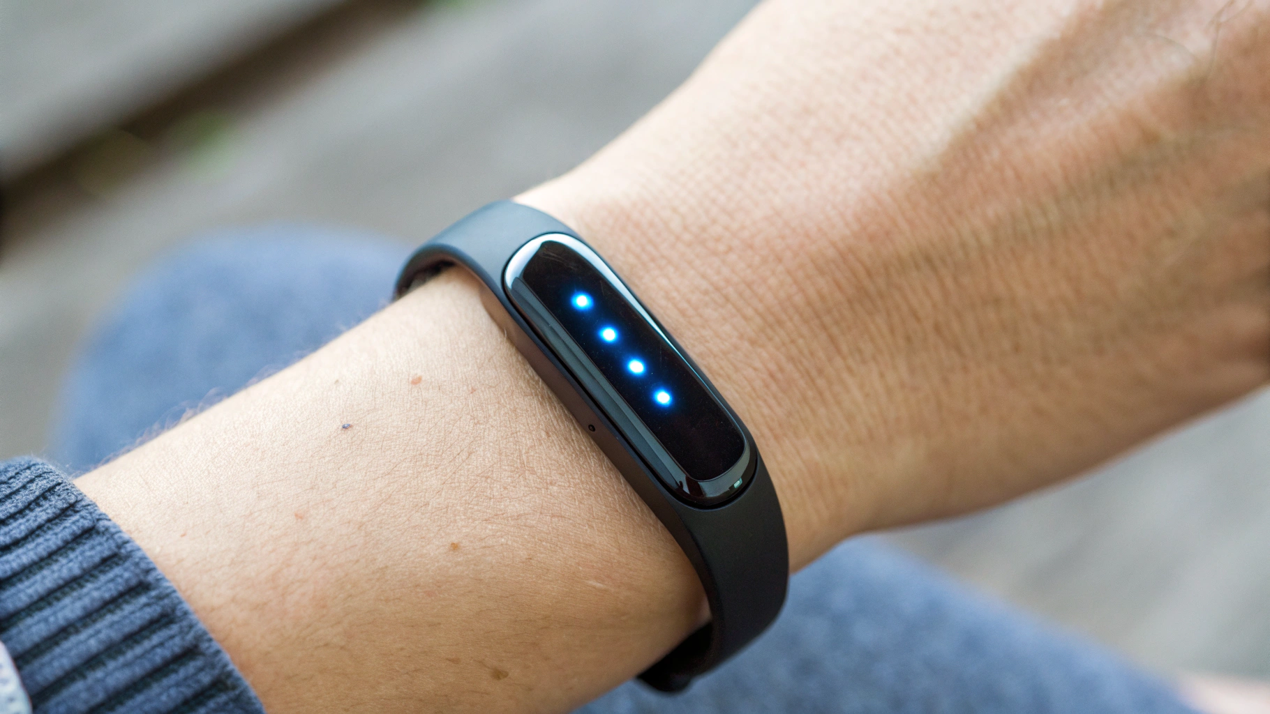 Тонкий фитнес‑браслет на запястье во время сна