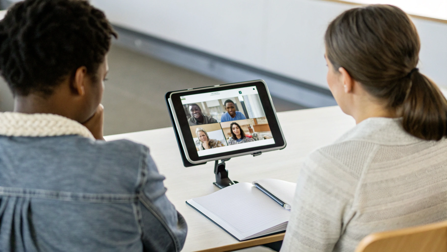 Планшет на подставке с открытым онлайн‑курсом, родитель и ребёнок сидят рядом