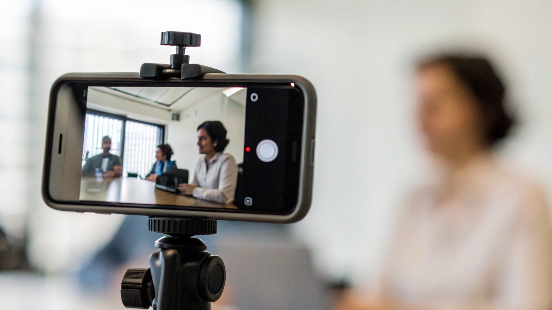 Смартфон с включённой фронтальной камерой во время делового видеозвонка