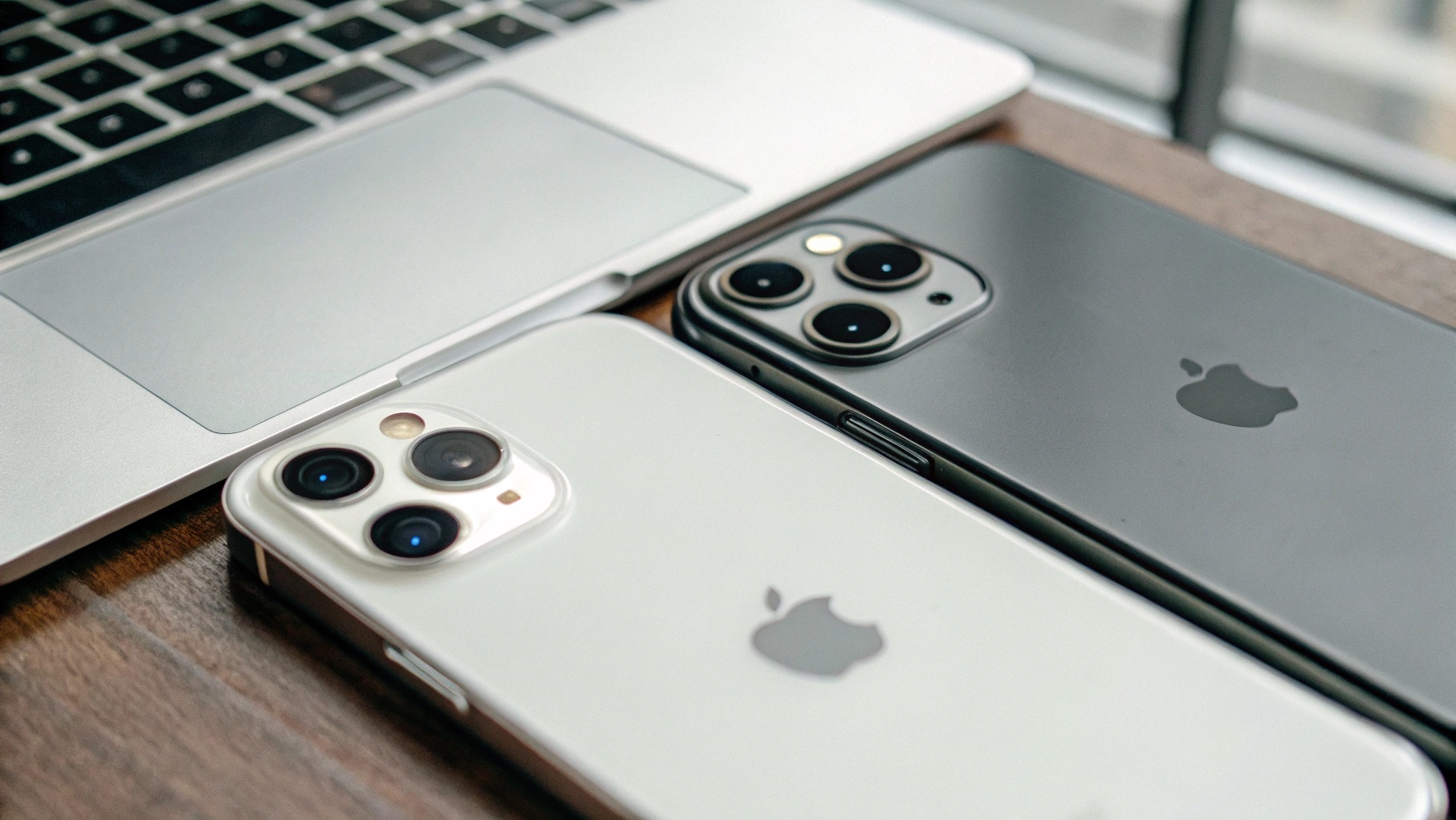 Сравнение камер и дизайна iPhone 19 и iPhone 18 на столе