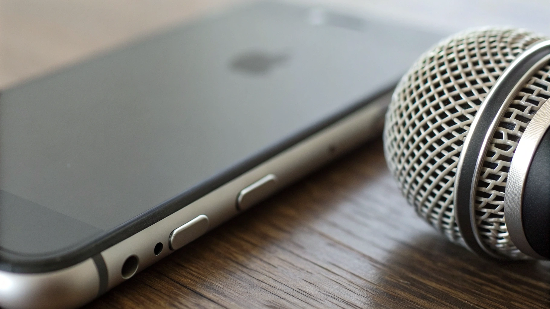 Крупный план микрофона и динамика смартфона во время записи голосового сообщения