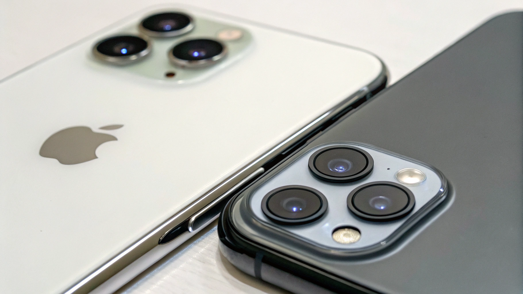 iPhone 16 и iPhone 14 Pro бок о бок с открытым приложением камеры