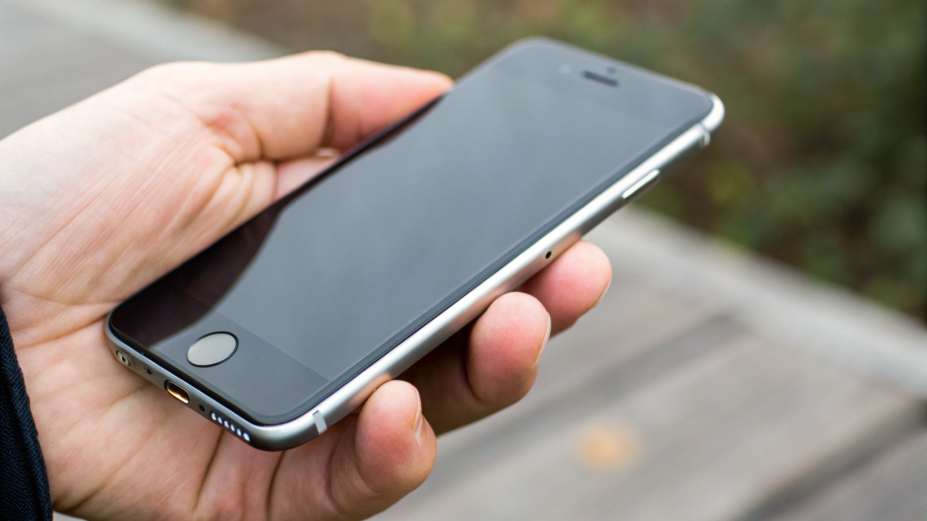 Смартфон с боковым переключателем беззвучного над кнопками громкости