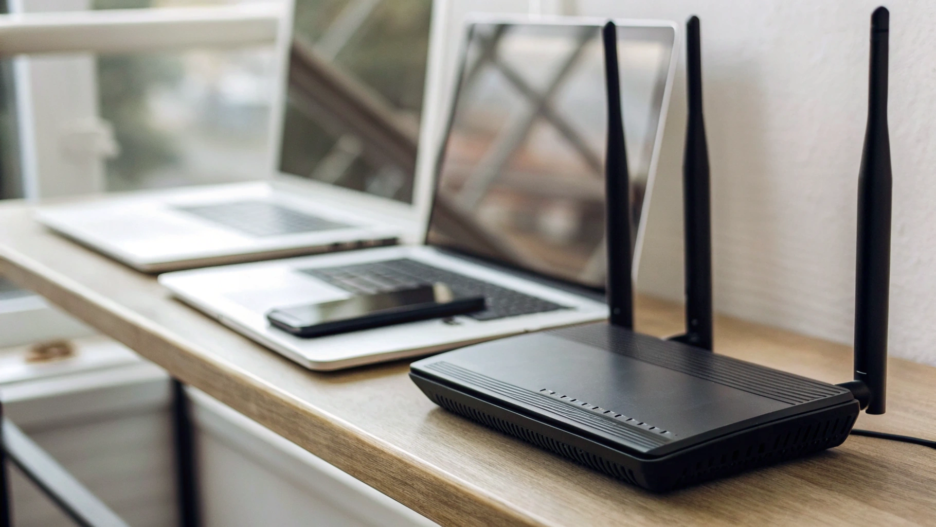 Современный Wi‑Fi роутер в квартире, к которому подключено много устройств