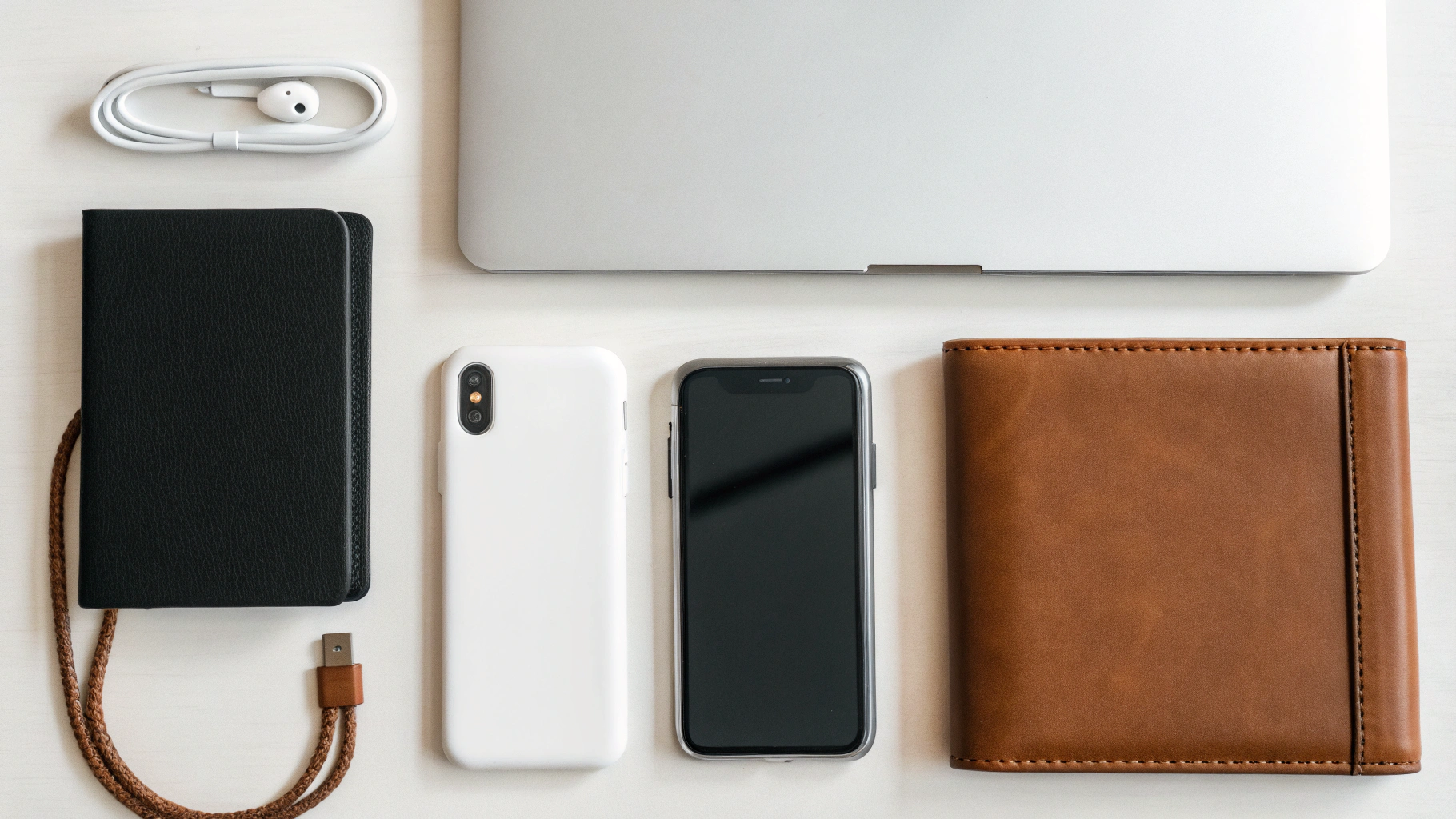 Смартфон с аксессуарами для защиты и долгой службы