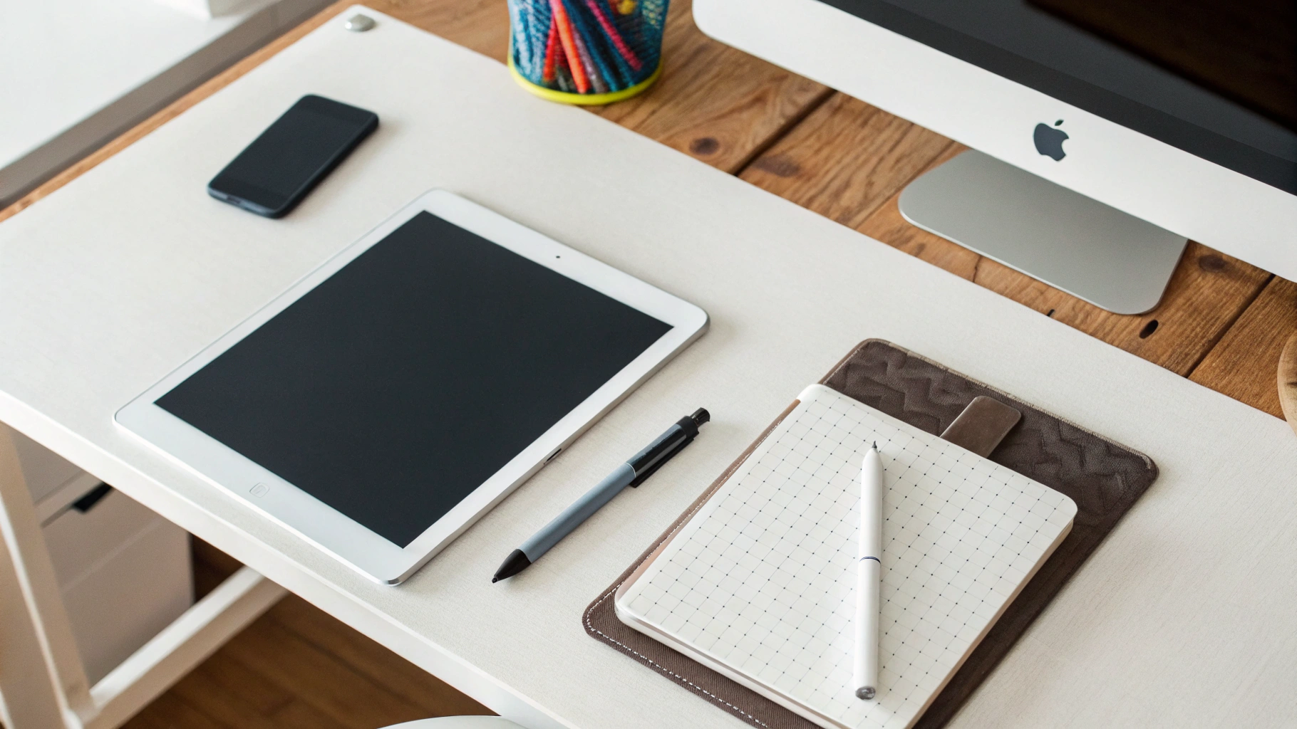 Стол с разложенными iPad, Samsung Galaxy Tab с пером и небольшим графическим планшетом