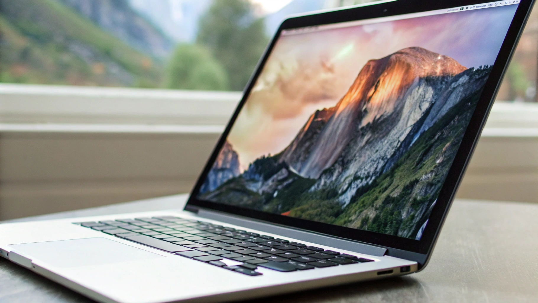 Экран MacBook 2025 с ярким изображением и плавным интерфейсом
