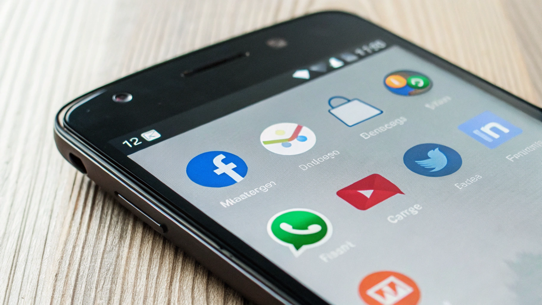 Экран бюджетного Android-смартфона с иконками мессенджеров и банковских приложений