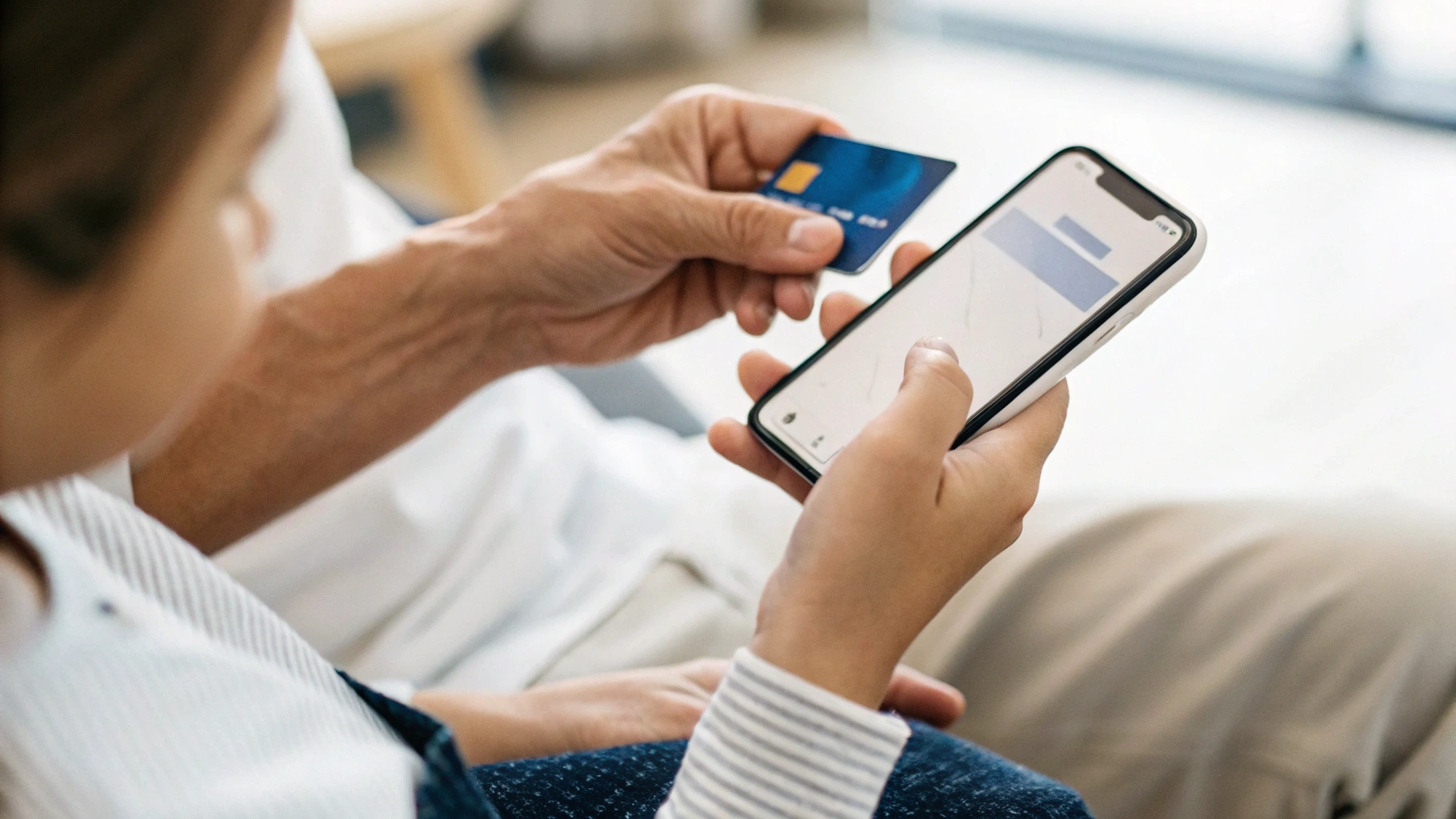 Родитель добавляет банковскую карту в приложение Wallet на iPhone крупным планом