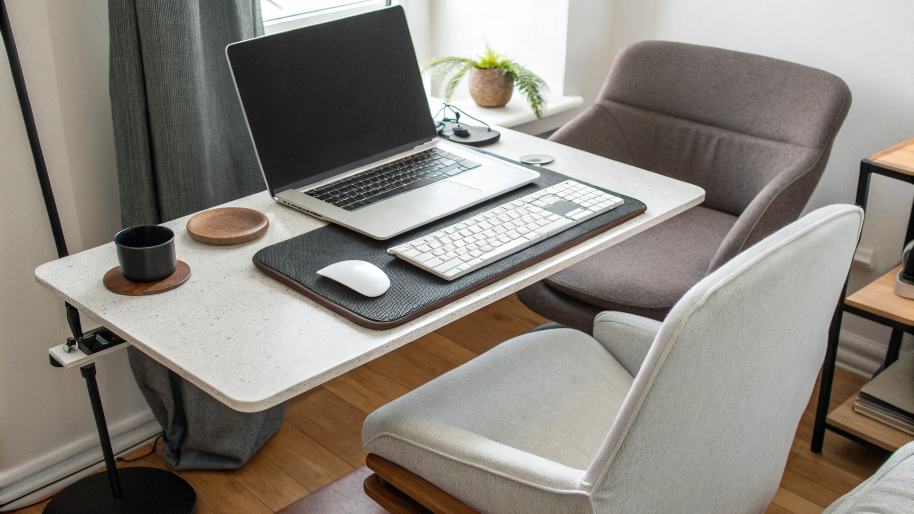 Рабочее место с ноутбуком на подставке и внешней клавиатурой для работы вдвоем