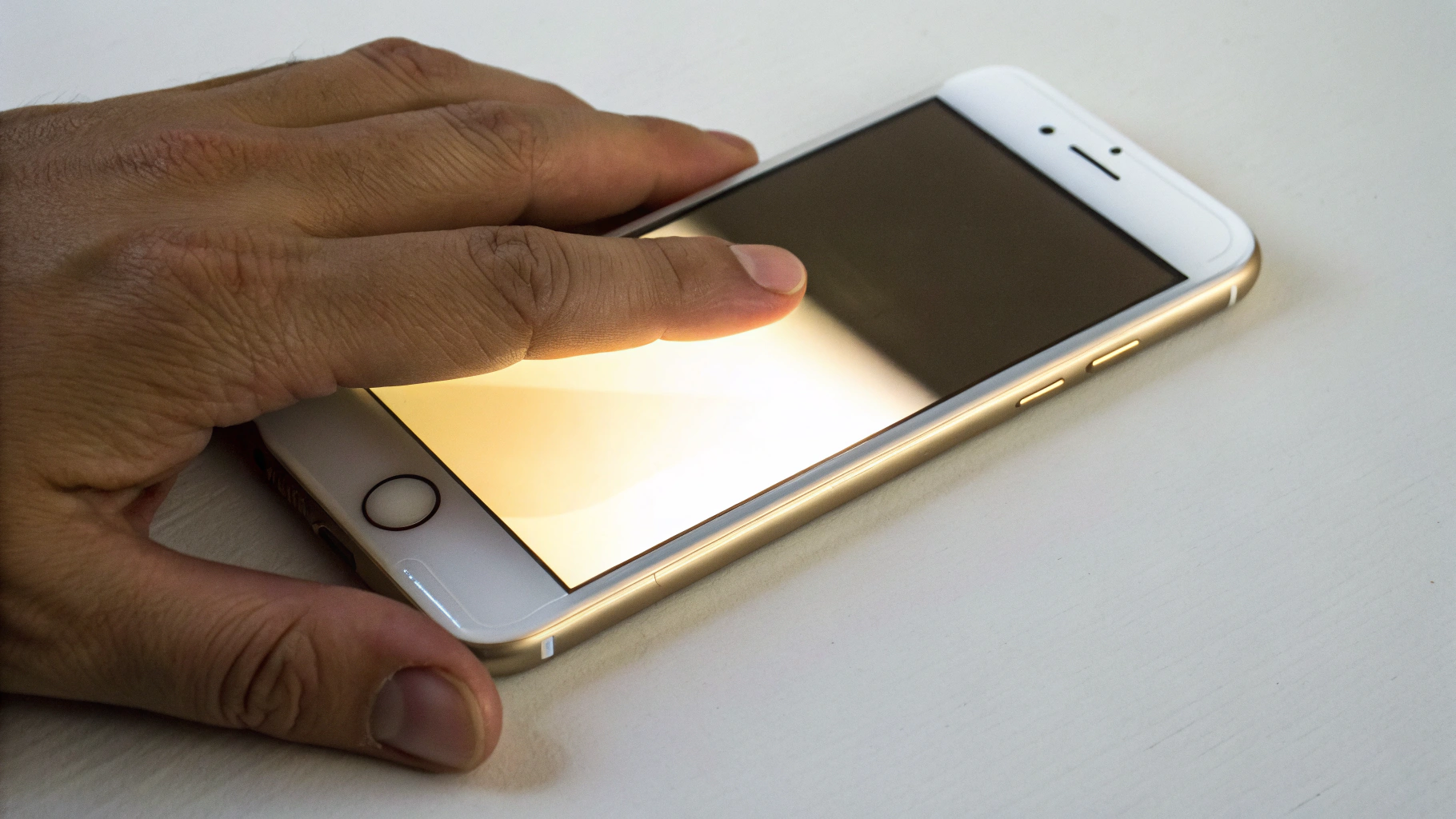 Проверка автояркости: ладонь создаёт тень над верхней частью экрана iPhone