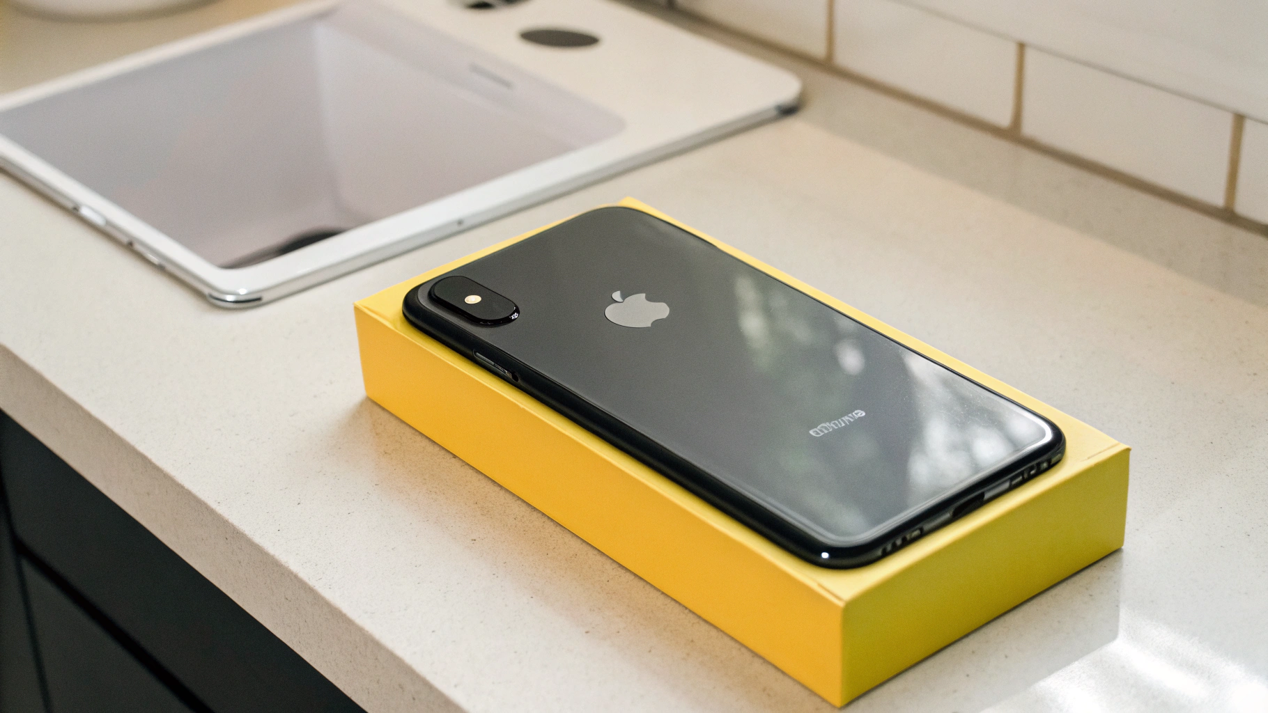 Наклейка на коробке iPhone с моделью и IMEI рядом со смартфоном для сверки перед оплатой