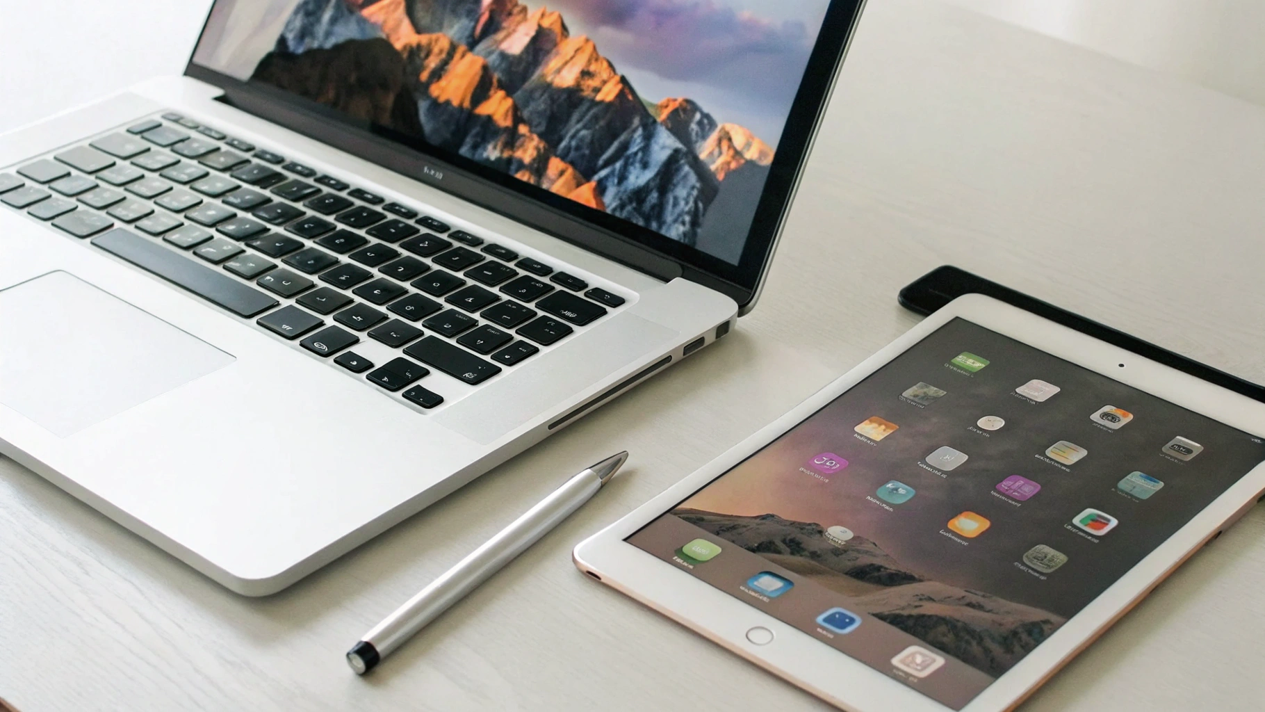 Выбор между iPad и Mac для учёбы и работы: ноутбук, планшет и аксессуары на столе