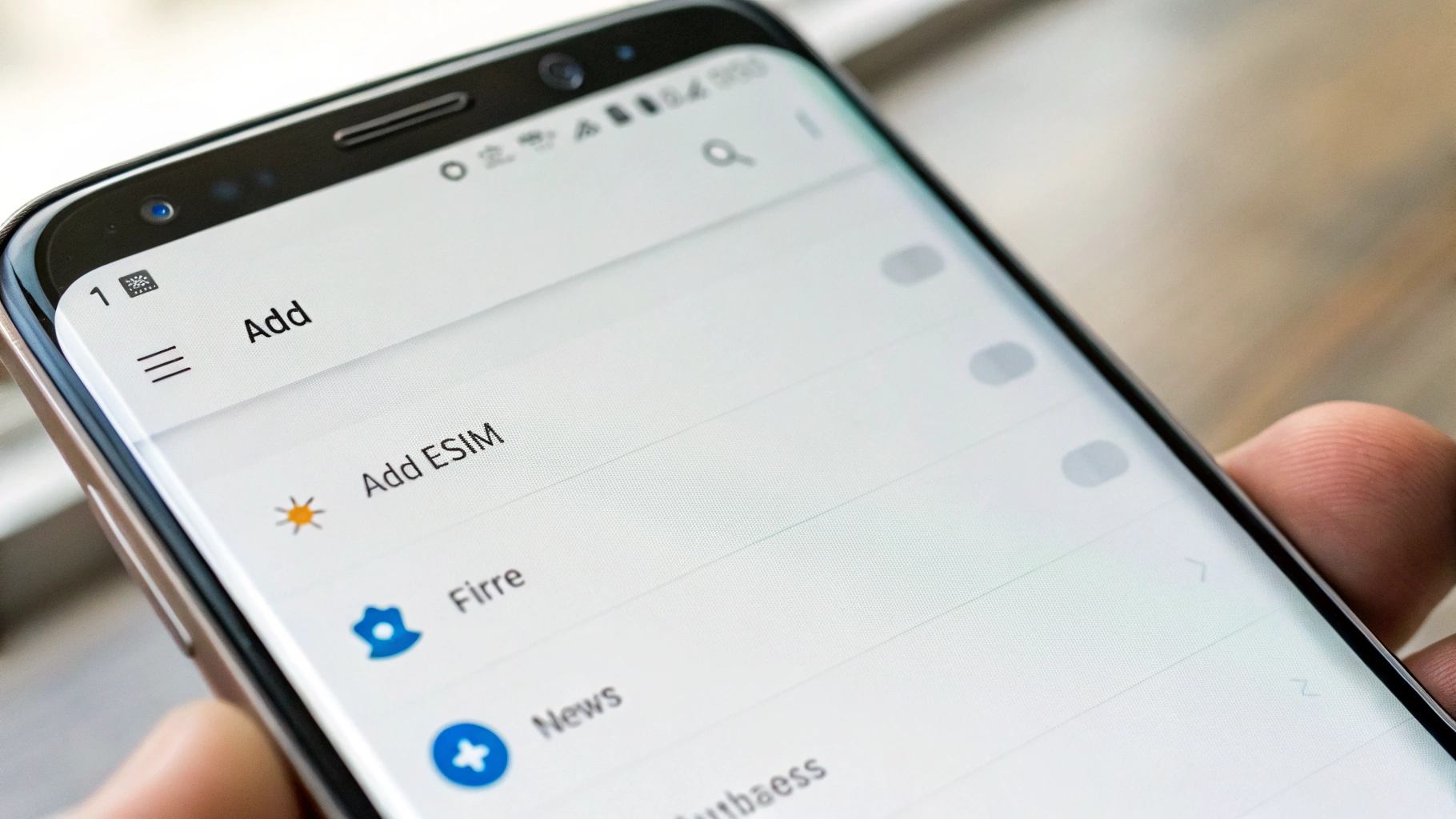 Экран Samsung Galaxy с меню «Диспетчер SIM-карт» и пунктом добавления eSIM