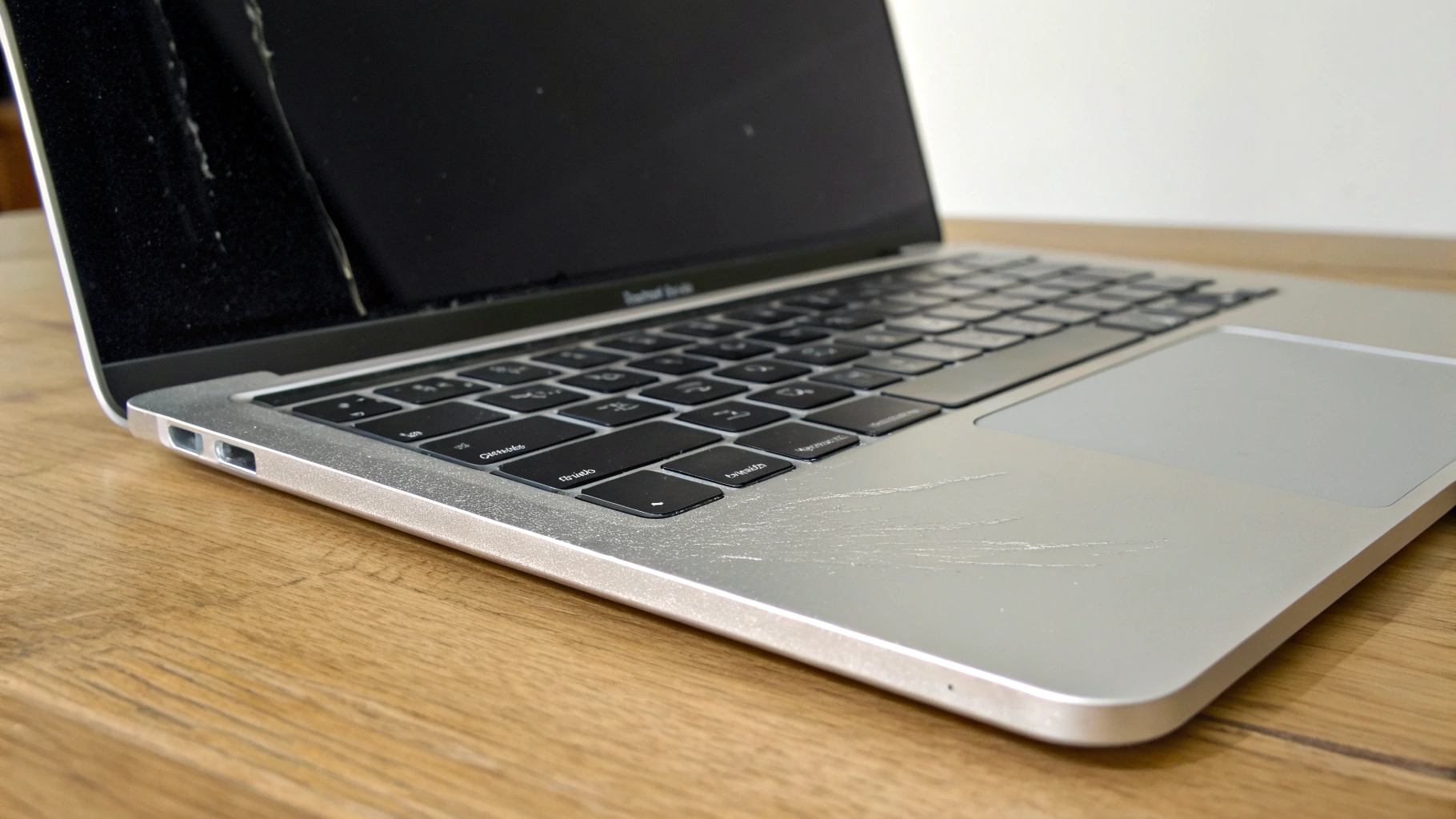 Признаки вздутия батареи MacBook: приподнятый тачпад и деформация корпуса