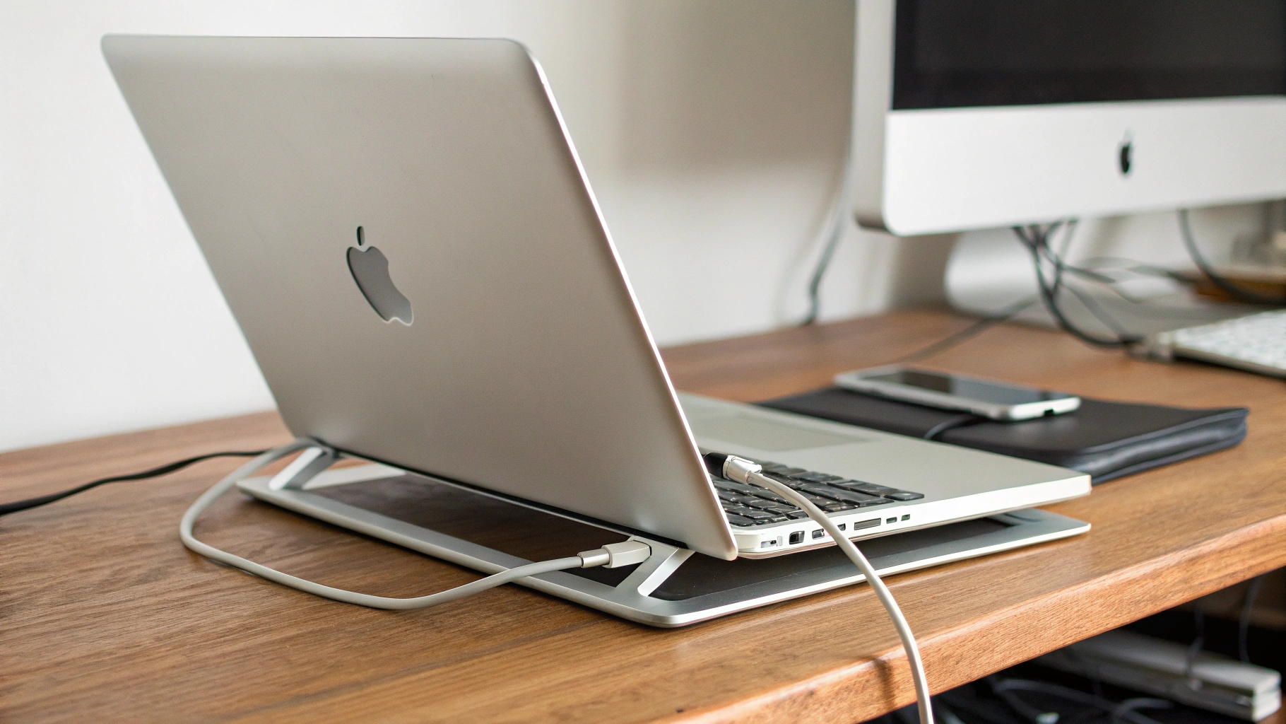 MacBook на подставке для лучшей вентиляции и снижения нагрева